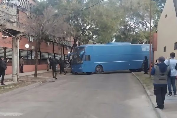 Otro papelón en el juicio por el caso Loan Peña: el micro que llevaba a los detenidos chocó contra un árbol