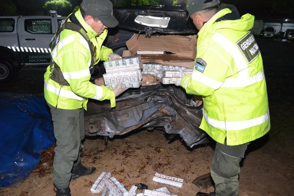 Más contrabando en Corrientes: fugó de gendarmería, volcó y quedó todo el cargamento