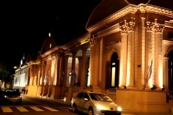 Un semestre bajo presión: el balance incómodo del gobierno de Corrientes