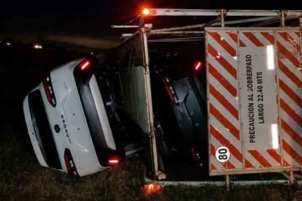 Volcó en la Ruta Nacional 14 un camión cargado con autos cero kilómetros