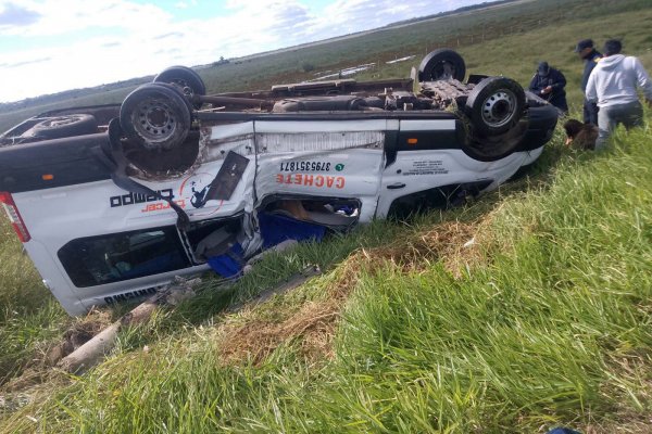 Tremendo choque y vuelco de un minibús sobre ruta correntina
