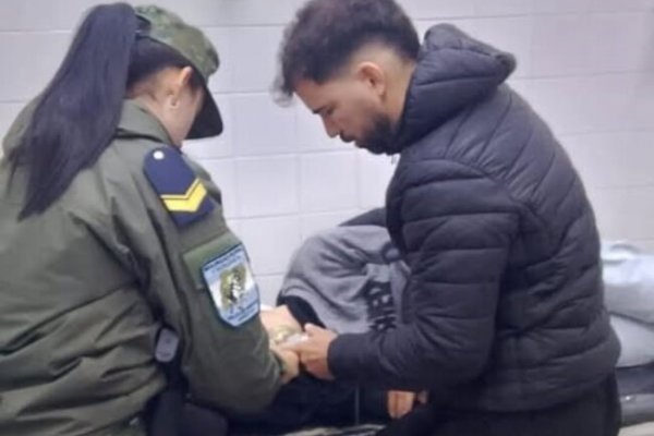 Corrientes: una mujer se descompensó en la calle y una intervención policial fue clave para salvarla