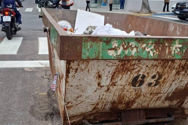 Volquete frente a la Municipalidad violando la Ley Nacional de Tránsito