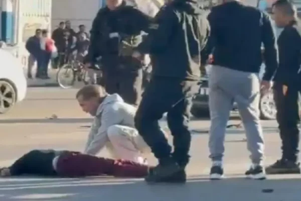 Caos en la ciudad: Adolescente de 15 años en moto chocó contra patrullero de la policía correntina