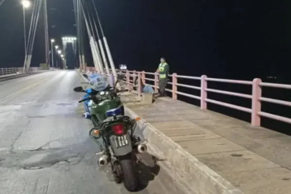 Fuerzas de seguridad buscan a una joven que se habría tirado del puente Chaco Corrientes