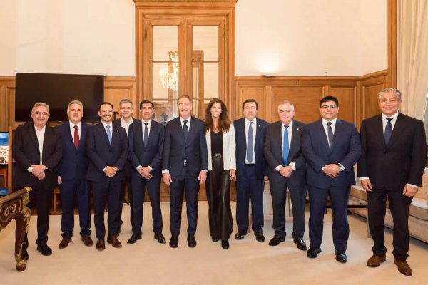 Valdés en un fuerte gesto de apoyo junto a otros gobernadores en la jura de Diego Santilli