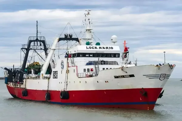 Un avión y cinco barcos buscan al marinero correntino que una tormenta hizo caer al mar