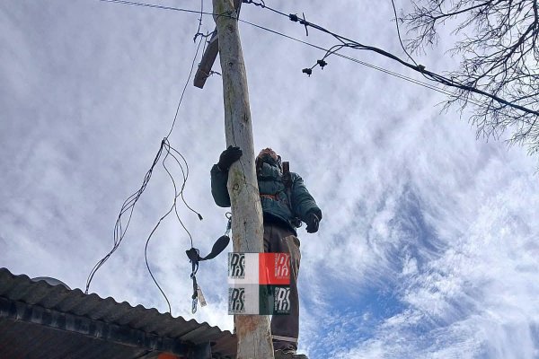 Lomas de Vallejos: enojado porque le cortaron la luz le movió la escalera al operario de la DPEC