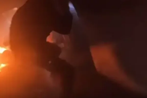 VIDEO | Corrientes: Policías rescataron a una madre y su hijo de un incendio en una casa