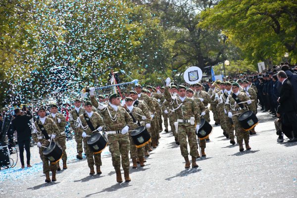 9 de Julio: más de 20 imágenes del desfile en la costanera correntina