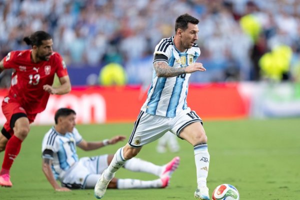 Por qué la Selección argentina usa brazalete negro en el partido ante Suiza