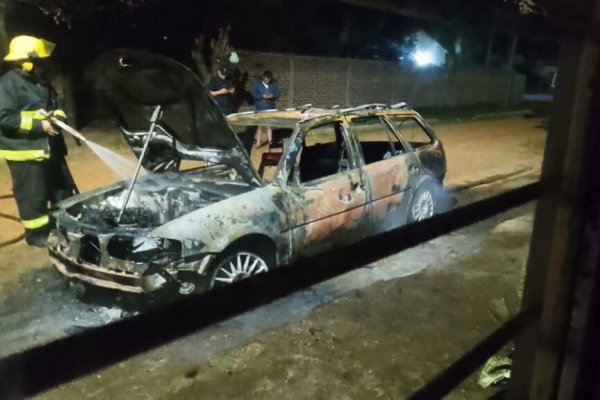 Ataque mafioso en una localidad fronteriza de Corrientes, incendio de un auto y tiros contra una casa