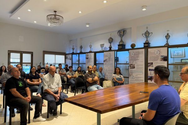 Regatas Corrientes presentó a su nuevo director técnico