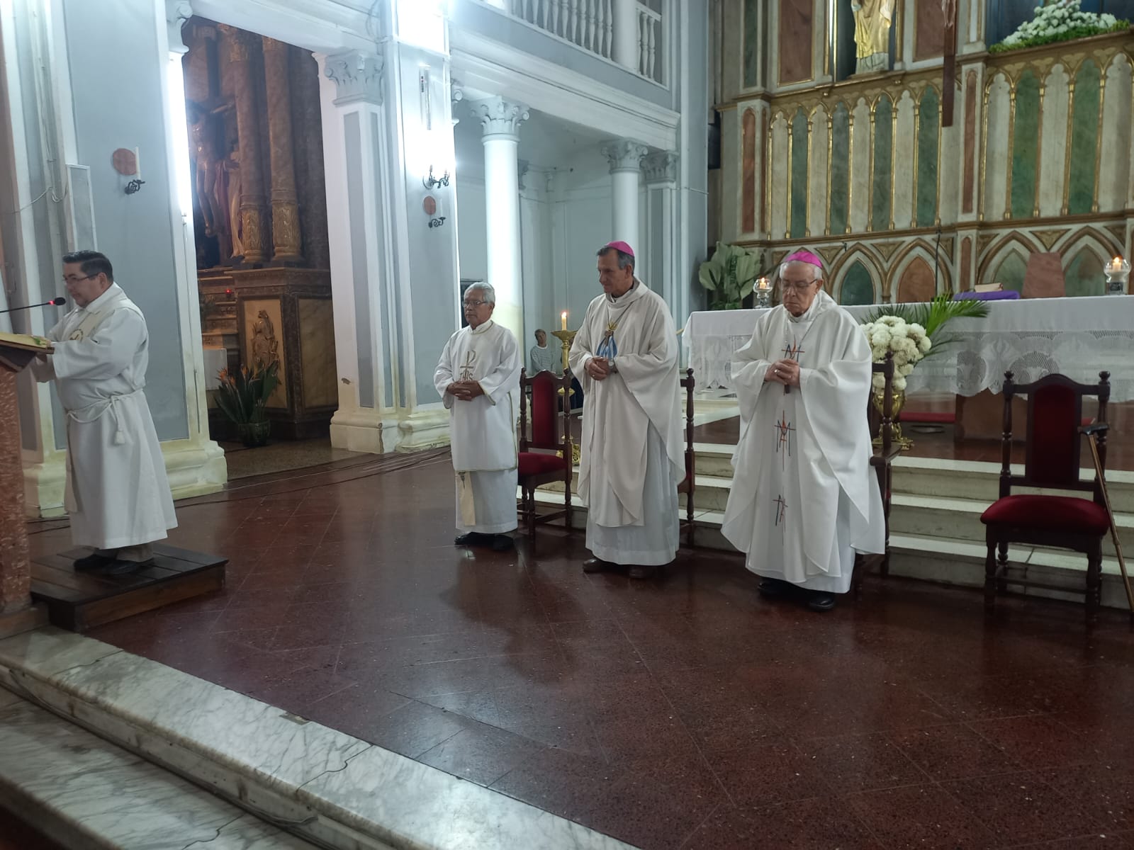 Feligreses en la catedral