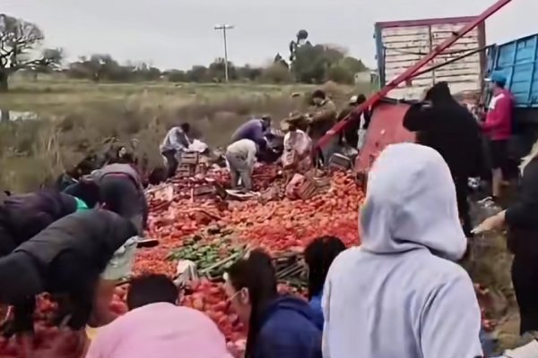 Volcó en Corrientes un acoplado repleto de tomates y morrones