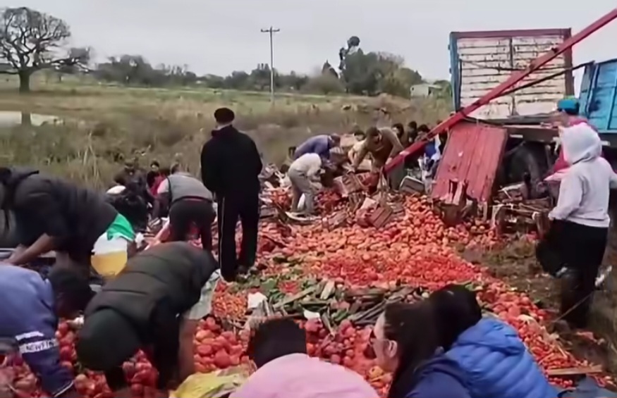 Vecinos ayudando
