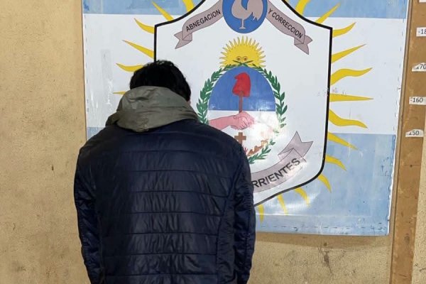 En plena mañana correntina un ladrón rompió vidrios de dos autos para robar