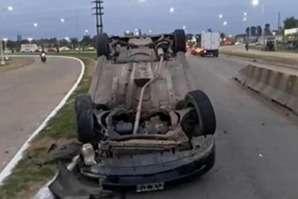 Borrachos volcaron en Corrientes y terminaron en el Hospital Escuela