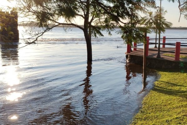 El río Uruguay costa Monte Caseros Corrientes sigue en ascenso